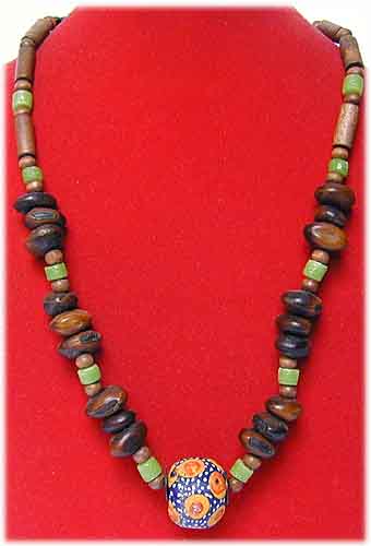 Halekette mit bemaltem Glas