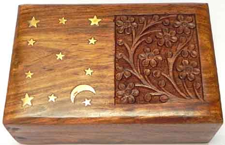 Schmuckkstchen mit Messingeinlage Mond und Sternen und Schnitzerei 