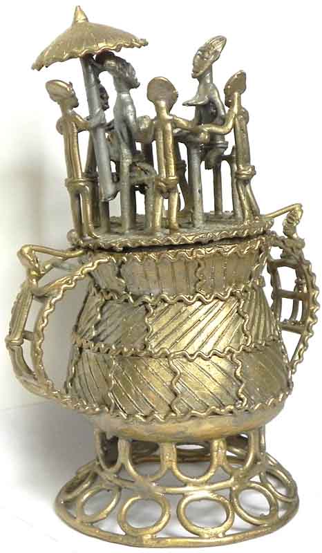 ornamentales Messing/Bronzegef mit figuraler Dorfszene